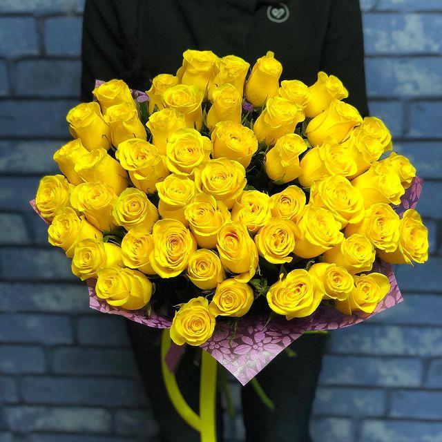 Купить розы в хабаровске. Черно желтая упаковка 51 розы. Доставка цветов в Хабаровске.